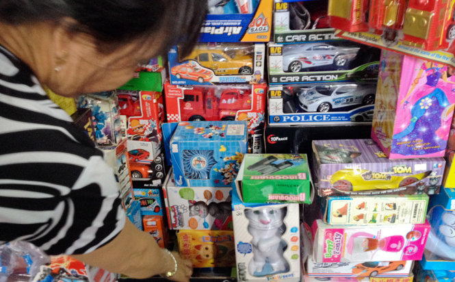 Các loại đồ chơi biết kể chuyện nằm trong danh mục đồ chơi Trung Quốc có chứa chất độc hại được bày bán tại một cửa hàng trên đường Lê Quý Đôn, TP.Nha Trang (ảnh chụp ngày 13-1) - Ảnh: Tiến Thành