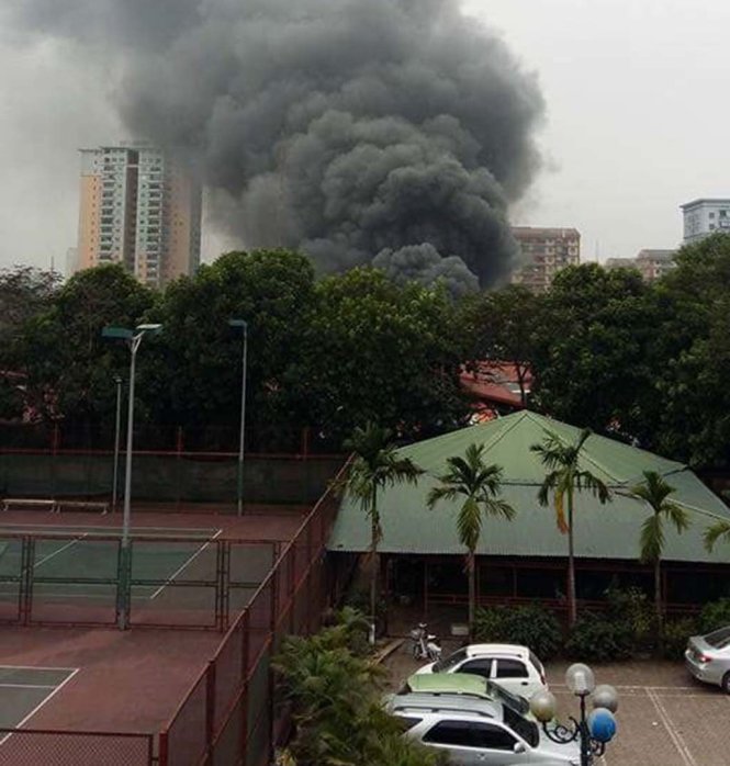 Cột khói cả chục mét bao phủ lên hiện trường vụ cháy ở gara ôtô trong chợ - Ảnh: Facebook