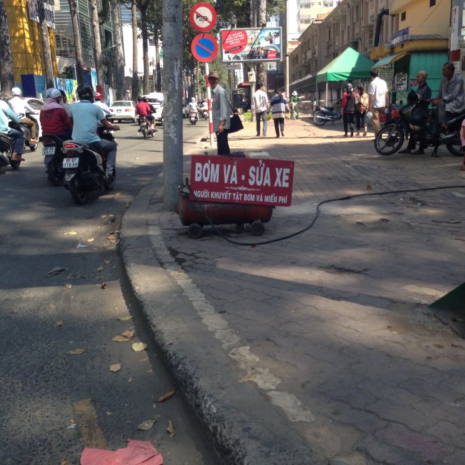 Nơi bơm, vá xe miễn phí cho người khuyết tật ở góc đường Nguyễn Thị Minh Khai – Cống Quỳnh - Ảnh: T.M