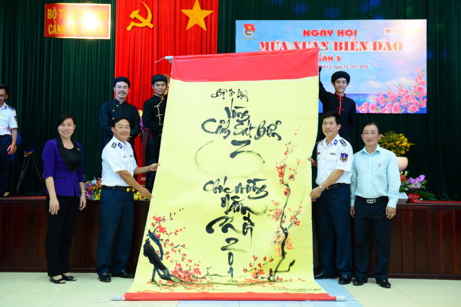 Lãnh đạo TP.HCM trao tặng bức thư pháp khổng lồ cho Vùng Cảnh sát biển 3 - Ảnh: Quang Định