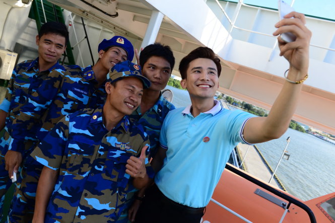 Ca sĩ Chí Thiện chụp ảnh tự sướng cùng các chiến sĩ Vùng Cảnh sát biển 3 - Ảnh: Quang Định