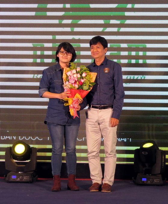 Ông Lê Thái Hỷ - giám đốc Sở Thông tin và Truyền thông TPHCM (phải) trao giải Đơn vị xuất bản được yêu thích nhất cho đại diện công ty Nhã Nam - Ảnh: L.Điền