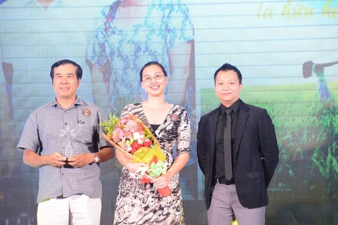 Giải thưởng Tiki vinh danh được trao cho đôi vợ chồng nhà báo - nhà văn Phạm Công Luận (bìa trái) và Đặng Nguyễn Đông Vy - Ảnh: FB Tiki
