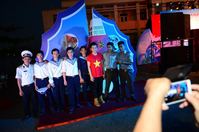 Ca sĩ Nam Cường chụp ảnh cùng các chiến sĩ trong ngày hội Mùa xuân biển đảo lần 5 tối 13-1 tại TP. Vũng Tàu - Ảnh: Quang Định