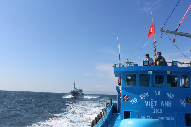 Tàu cá Việt Anh và tàu cá Kim Anh NT 91133-TS (chạy kề bên) cùng xuất bến vào sáng 13-1 tại cảng cá Mỹ Tân, Thanh Hải, Ninh Hải, Ninh Thuận - Ảnh: Minh Trân