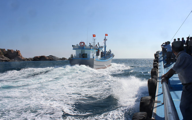 Tàu cá Việt Anh và tàu cá Kim Anh NT 91133-TS (chạy kề bên) cùng xuất bến vào sáng 13-1 tại cảng cá Mỹ Tân, Thanh Hải, Ninh Hải, Ninh Thuận - Ảnh: Minh Trân