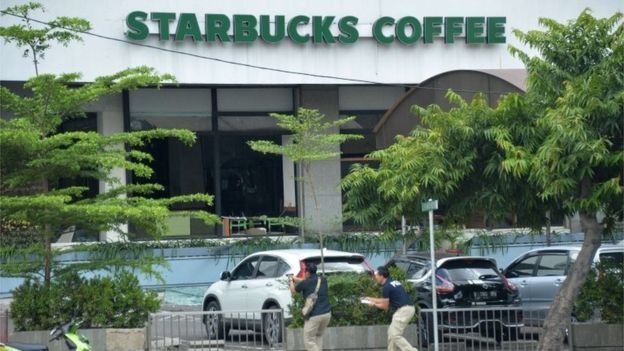Cảnh sát vẫn đang canh phòng nghiêm ngặt bên ngoài quán cà phê Starbucks ở khu trung tâm Jakarta - Ảnh: AFP