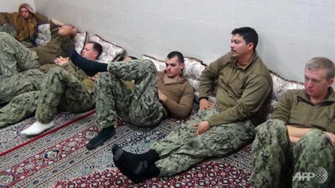 Các thủy thủ Mỹ bị giam giữ trên đảo Farsi Ảnh: AFP
