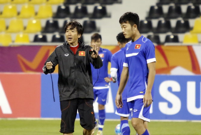 HLV Miura (trái) trong buổi tập làm quen sân Suheim Bin Hamad - nơi U-23 VN đấu với U-23 Jordan - Ảnh: Anh Khoa