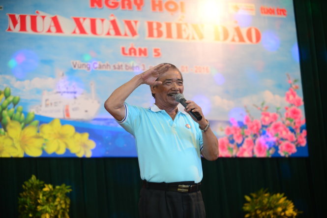 NSND Trần Hiếu trình diễn trong ngày hội Mùa xuân biển đảo tại Vùng Cảnh sát biển 3- Ảnh: Quang Định