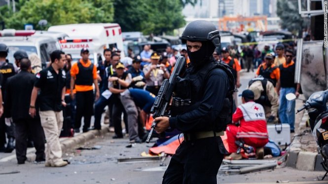 Một cảnh sát đang bảo vệ hiện trường một trong những vụ nổ ở Jakarta - Ảnh:Reuters