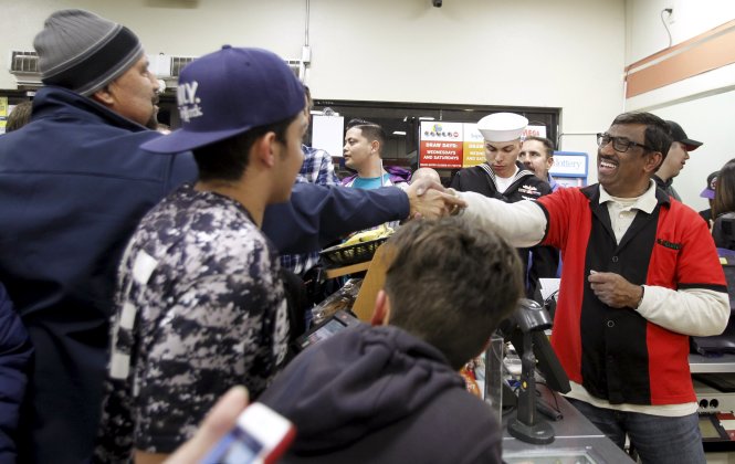Rất đông người đã tụ tập ở cửa hàng tiện lợi ở California đã bán tấm vé số độc đắc Powerball - Ảnh: Reuters