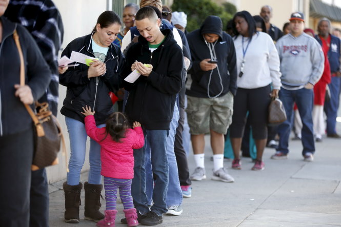 Hàng dài người xếp hàng mua số ở Los Angeles, bang California ngày 12-1, trong đó có người đi cả gia đình - Ảnh: Reuters