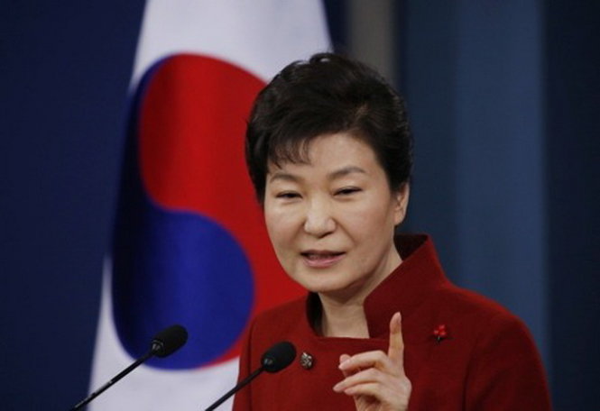 Tổng thống Hàn Quốc Park Geun-hye trả lời phóng viên trong cuộc họp trực tuyến ngày 13-1 - Ảnh:AP