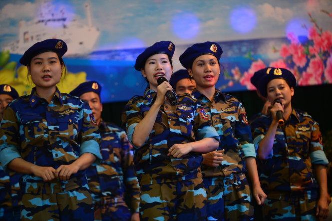 Tiết mục văn nghệ của các nữ chiến sĩ Vùng cảnh sát biển 3 trong ngày hội Mùa xuân biển đảo tại TP Vũng Tàu ngày 13-1 - Ảnh: Quang Định