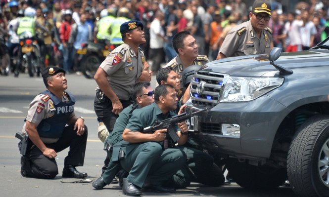 Cảnh sát Indonesia đang săn lùng các nghi phạm sau một loạt vụ nổ tấn công thủ đô Jakarta của Indonesia - Ảnh: AFP