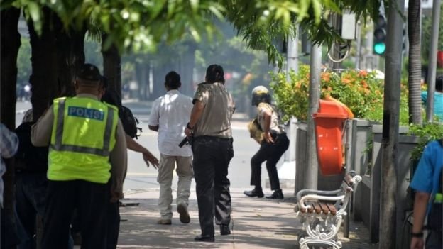 Cảnh sát Indonesia, trong đó có các tay súng bắn tỉa, đang đấu với bọn tấn công - Ảnh: AFP
