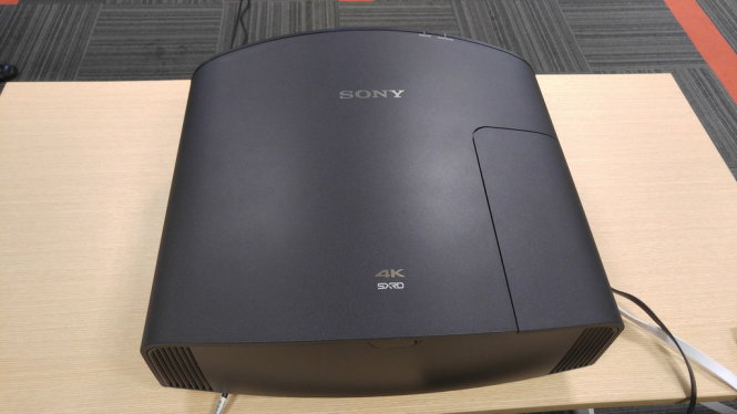 Máy chiếu (projector) Sony VPL-VW520ES cho người dùng tại gia đình - Ảnh: T.Trực