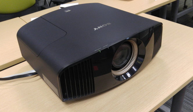 Máy chiếu (projector) Sony VPL-VW520ES cho người dùng tại gia đình - Ảnh: T.Trực