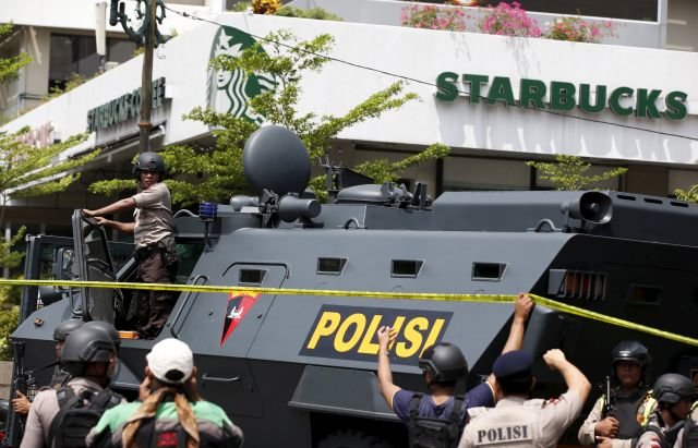 Xe bọc thép của cảnh sát Indonesia đậu trước quán cà phê Starbucks nằm gần tòa nhà Skyline ở Jakarta - Ảnh:Reuters
