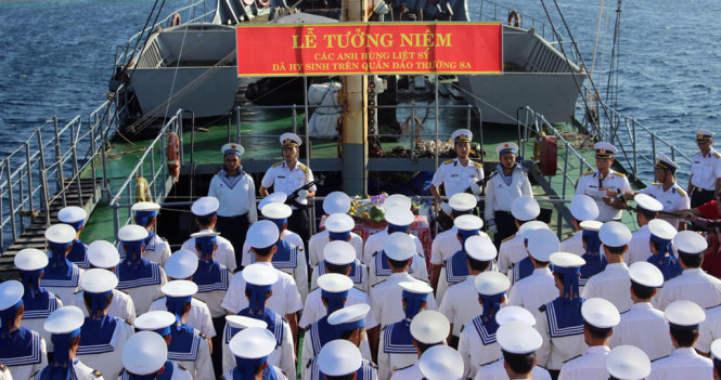 Lễ tưởng niệm các anh hùng liệt sĩ hi sinh ở Trường Sa trên tàu 936 sáng 15-1 - Ảnh: Hà Bình