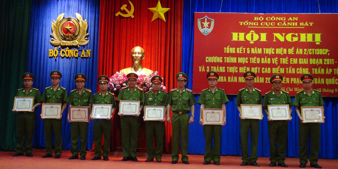 Trung tướng Phan Văn Vĩnh - Tổng cục trưởng tổng cục cảnh sát (giữa) trao bằng khen cho các cá nhân, tập thể đạt thành tích xuất sắc trong việc chống tội phạm buôn người và bảo vệ trẻ em giai đoạn 2011 - 2015 - Ảnh Hoàng Lộc