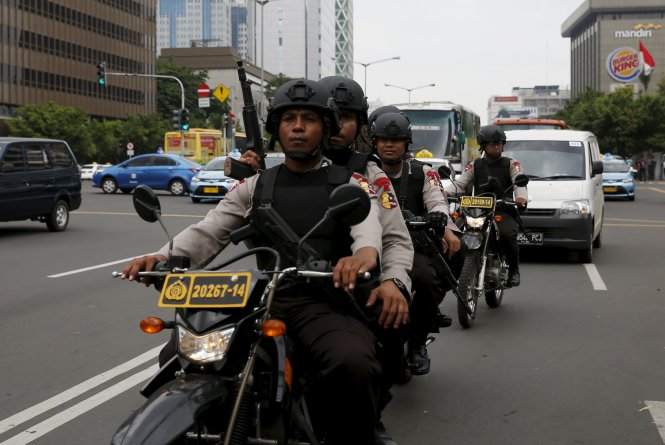 Cảnh sát có vũ trang xuất hiện trên đường phố Jakarta hôm 15-1. Ảnh: Reuters