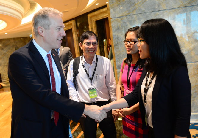 Đại sứ Hoa Kỳ tại VN Ted Osius trao đổi với các đại biểu tại hội nghị “20 năm quan hệ Việt - Mỹ: Triển vọng hợp tác kinh tế - giáo dục và tiếp theo với hiệp định TPP” sáng 14-1 - Ảnh: Quang Định