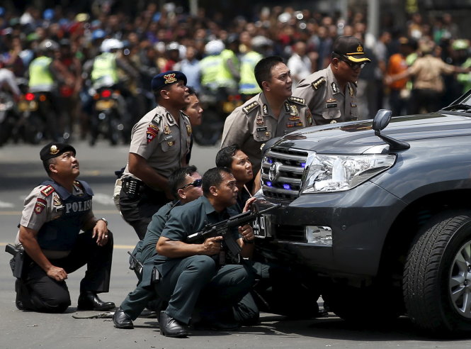 Cảnh sát Indonesia đấu súng với những tên khủng bố. Ảnh nhỏ: Số vũ khí thu được từ những kẻ khủng bố - Ảnh: Reuters