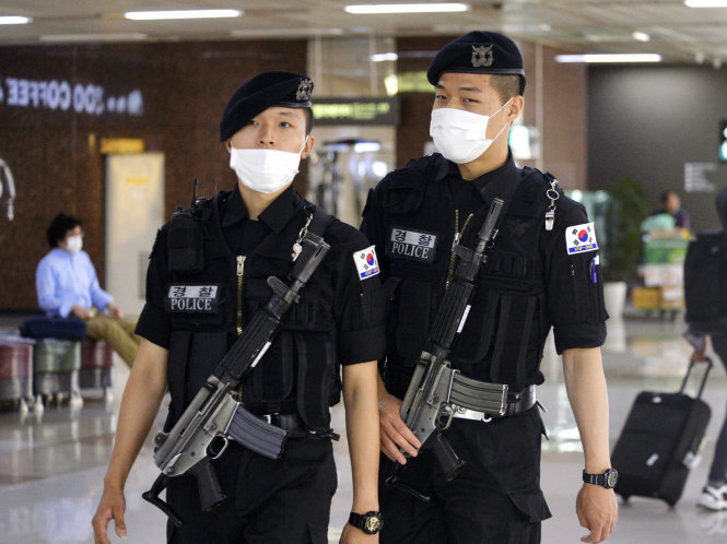 Lực lượng bảo vệ tại sân bay Gimpo, Seoul - Ảnh: Kyodo