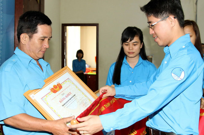 Anh Phạm Hồng Sơn, phó bí thư Thành đoàn TP.HCM, chủ tịch Hội LHTN TP.HCM, trao bằng khen của Trung ương Hội cho các tập thể -Ảnh: Chế Hồng Trung