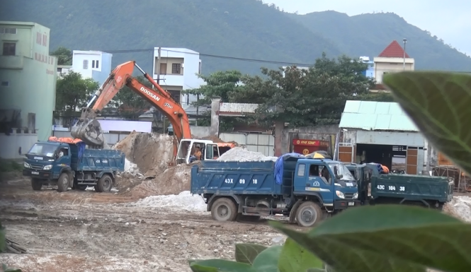 Cảnh khai thác cát ở trạm Z diễn ra công khai nhưng chính quyền địa phương không hề hay biết - Ảnh: Đ.N. - H.K.