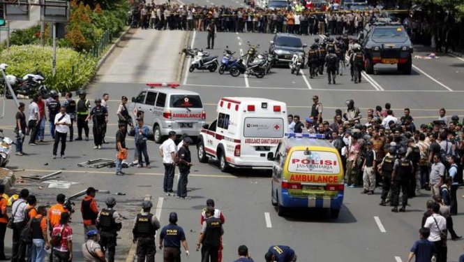 Đám đông tụ tập sau vụ tấn công ở Jakarta ngày 14-1. Theo các chuyên gia, đây là việc làm không nên vì có thể khiến bản thân bạn gặp nguy hiểm - Ảnh: EPA