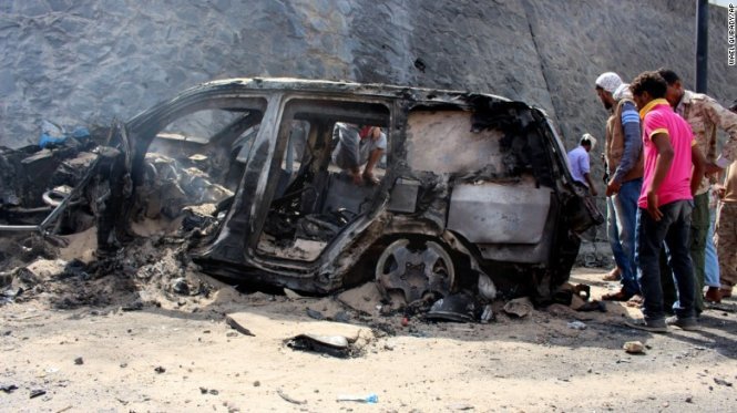 Những người Yemen xúm quanh hiện trường một vụ tấn công bom xe xảy ra ngày 6-12-2015 tại Aden, Yemen - Ảnh: CNN