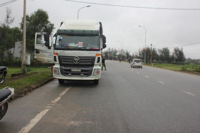 Chiếc xe tải chở 12 tấn da, mỡ bò bốc mùi hôi thối - Ảnh: Lê Quang Mậu