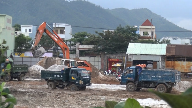 Công ty TNHH đầu tư xây dựng và dịch vụ thương mại Minh Hòa khai thác cát ồ ạt diễn ra công khai trong đất quân đội - Ảnh: H.K