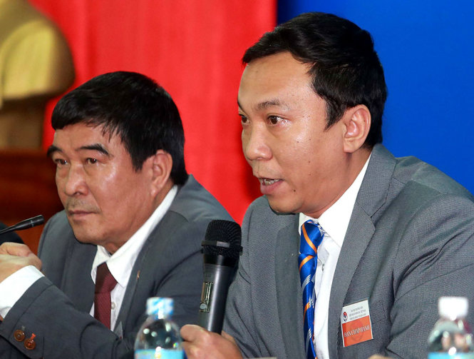 Ông Nguyễn Xuân Gụ (trái) và ông Trần Quốc Tuấn trong cuộc họp báo sau đại hội thường niên VFF ngày 26-12-2015. Ông Tuấn đang ở Qatar để xúc tiến hợp tác giữa VFF và Liên đoàn Bóng đá Qatar nhưng ông Gụ nói không biết thỏa thuận hợp tác về cái gì - Ảnh: K.Xuân