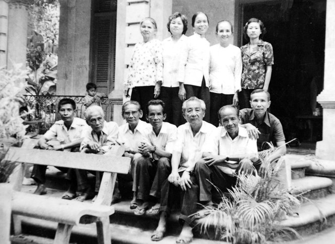 Nhà văn Đoàn Giỏi (hàng ngồi, thứ ba từ phải) bên người thân - Ảnh tư liệu gia đình do anh Đoàn Nhân cung cấp