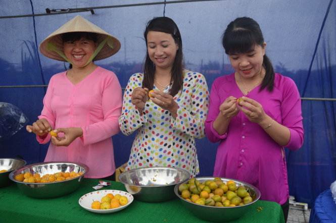 Phụ nữ làng quất trổ tài chế biến món ăn từ trái quất - Ảnh: Thanh Ba