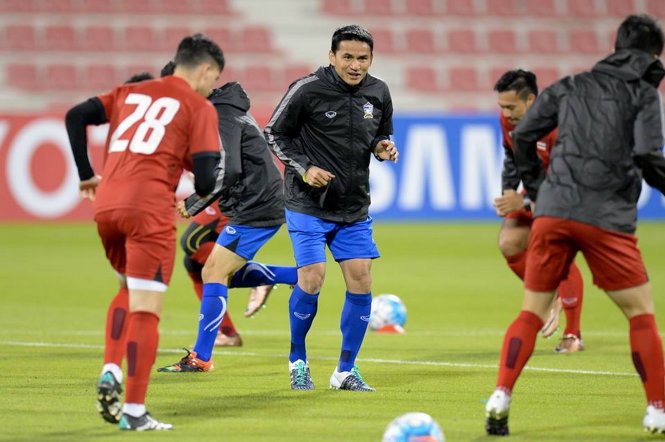 HLV Kiatisak (giữa) và U-23 Thái Lan không hề e ngại Nhật Bản - Ảnh: AFC