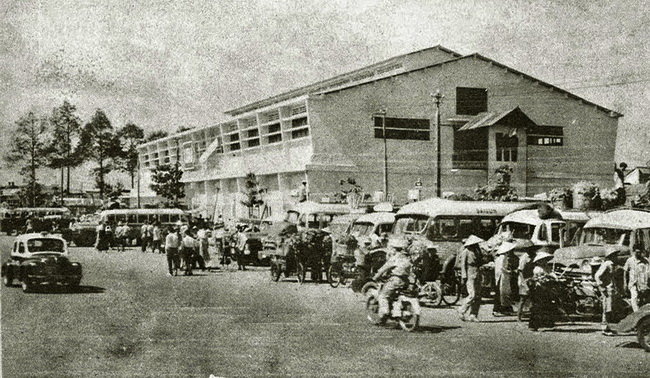 Bến xe Pétrus Ký ở Sài Gòn năm 1955. Ảnh tư liệu