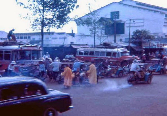 Bên xe Pétrus Ký ở Sài Gòn năm 1960. Ảnh tư liệu