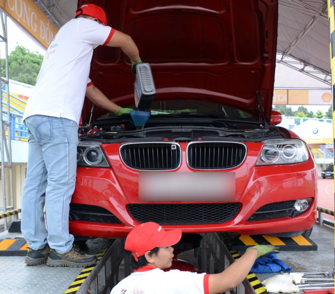 Kiểm tra và thay nhớt trước chuyến hành trinh là điều cần phải nhớ - Ảnh: H.Ninh