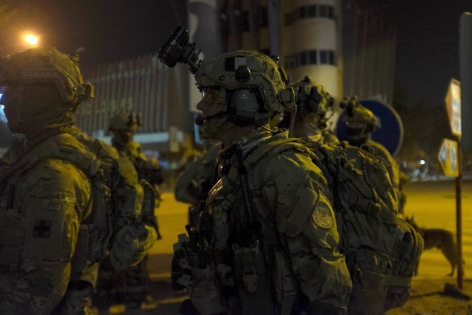Các binh sĩ Pháp và Mỹ tập hợp trước thời điểm tổ chức tấn công vào bên trong khách sạn Splendid - Ảnh: Reuters