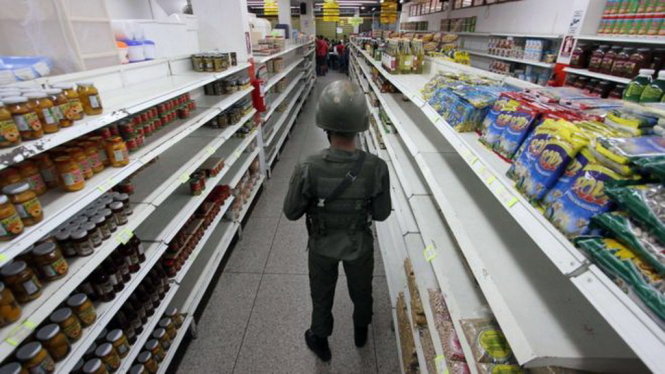 Một số siêu thị Venezuela hiện đang được lính canh bảo vệ trong bối cảnh giá cả hàng hóa tăng vọt và người tiêu dùng túng quẫn - Ảnh: AFP