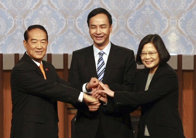 Từ trái qua, ứng cử viên đảng Thân Dân Tống Sở Du, Chu Lập Luân của Quốc Dân Đảng và Thái Anh Văn của Đảng Dân Tiến Đài Loan đối lập - Ảnh:AFP