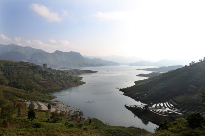 Một góc lòng hồ Sông Đà nhìn từ Mường Giang