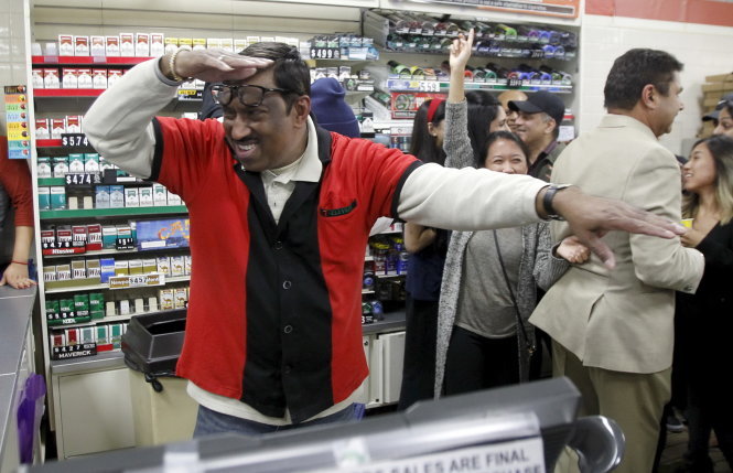 Mọi người trong cửa hàng 7-Eleven ăn mừng - Ảnh: Reuters