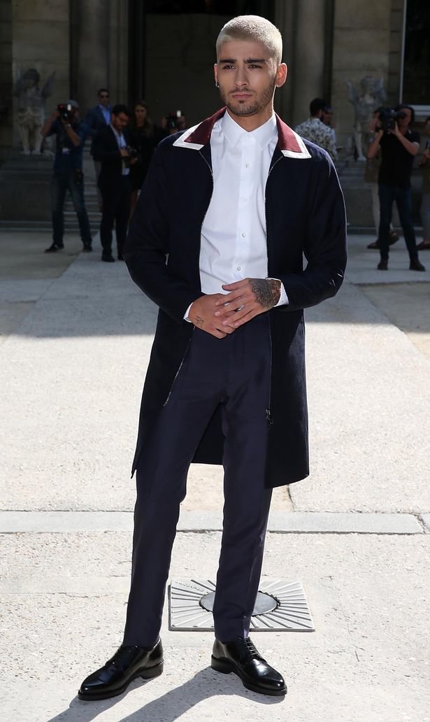 Ngôi sao truyền hình thực tế Zayn Malik diện chiếc jacket cách điệu, sơ-mi trắng và quần âu, tất cả của thương hiệu Valentino, gây chú ý tại Tuần lễ thời trang Paris. Sự kết hợp màu sắc nam tính này giúp Zayn được bình chọn là quý ông lịch lãm và hợp thời trang. Ảnh: Getty Images.