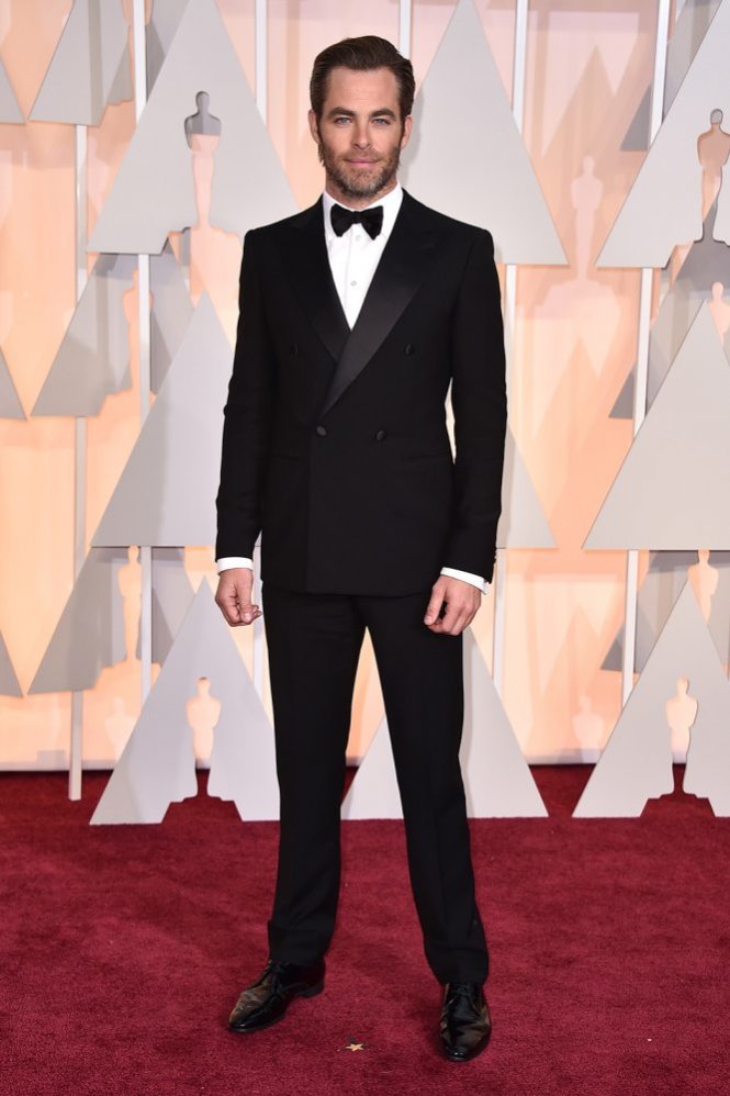 Tài tử Chris Pine nam tính với vest đen đầy tinh tế từ Giorgio Armani. Đường nút đặt để khéo léo, vừa phải  càng làm tăng tính cổ điển cho vẻ ngoài của Chris tại Lễ trao giải Oscar hồi tháng 2. Ảnh: API